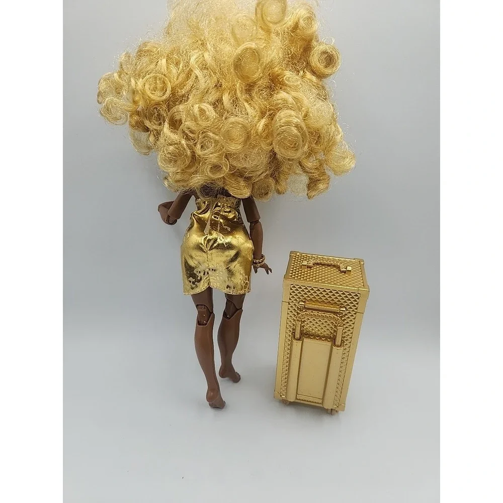 Rainbow High Meline Luxe Doll Rainbow Vision Gold Dress & Vanity Trunk Set